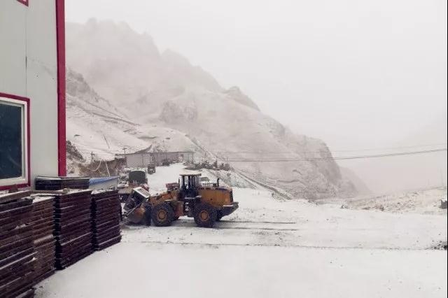 人間四月芳菲盡，山中春雪還復(fù)來